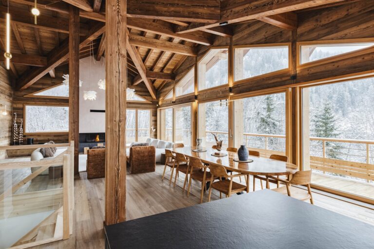 Salle à manger et cheminée du chalet