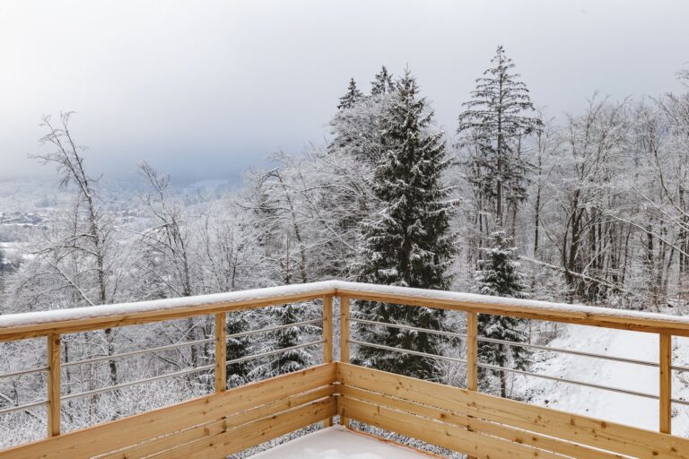La terrasse du chalet sous la neige